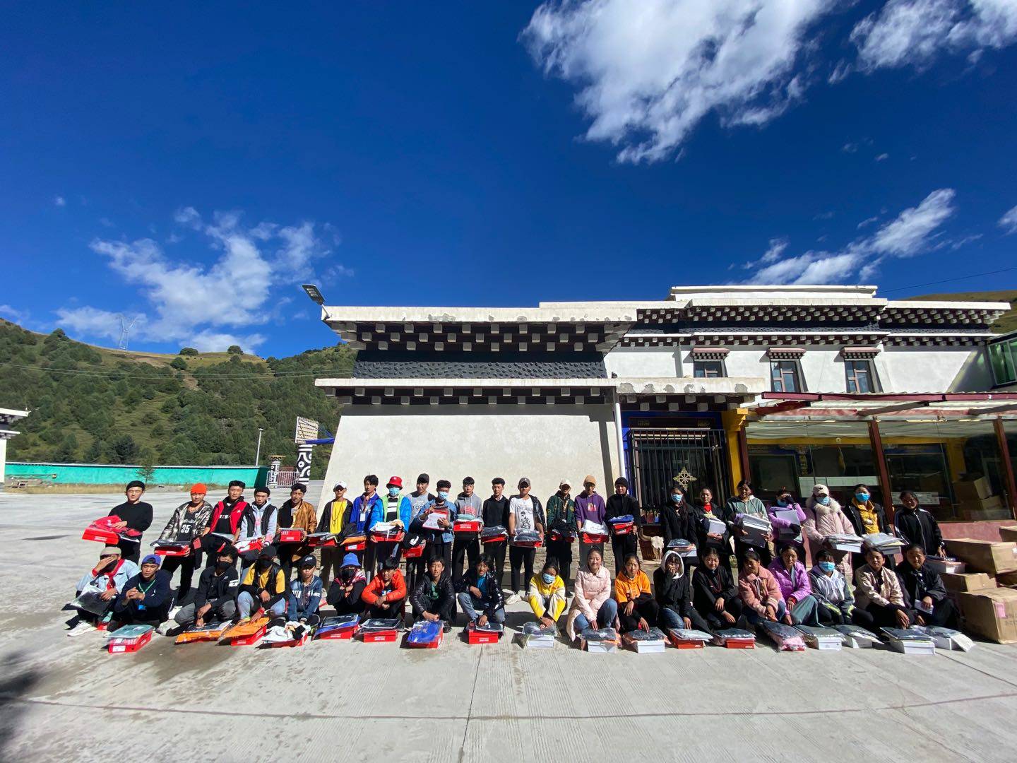 长沙思铭在线影视制作有限公司公益回顾丨家国同欢月同圆 温暖满载甘孜州(图8) 长沙思铭在线影视制作有限公司公益回顾丨家国同欢月同圆 温暖满载甘孜州(图8)